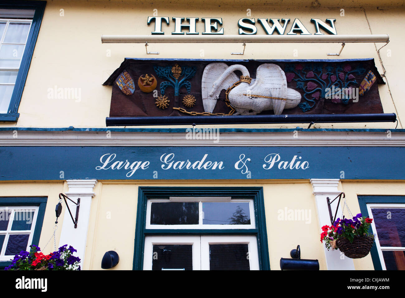 Das Swan Pub am Clare Suffolk England Stockfoto