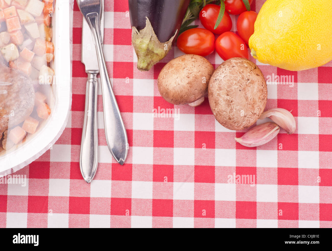 Kontrastierende Essen, Wahl zwischen frischem gesunden Gemüse und Mikrowellen-Mahlzeit Stockfoto