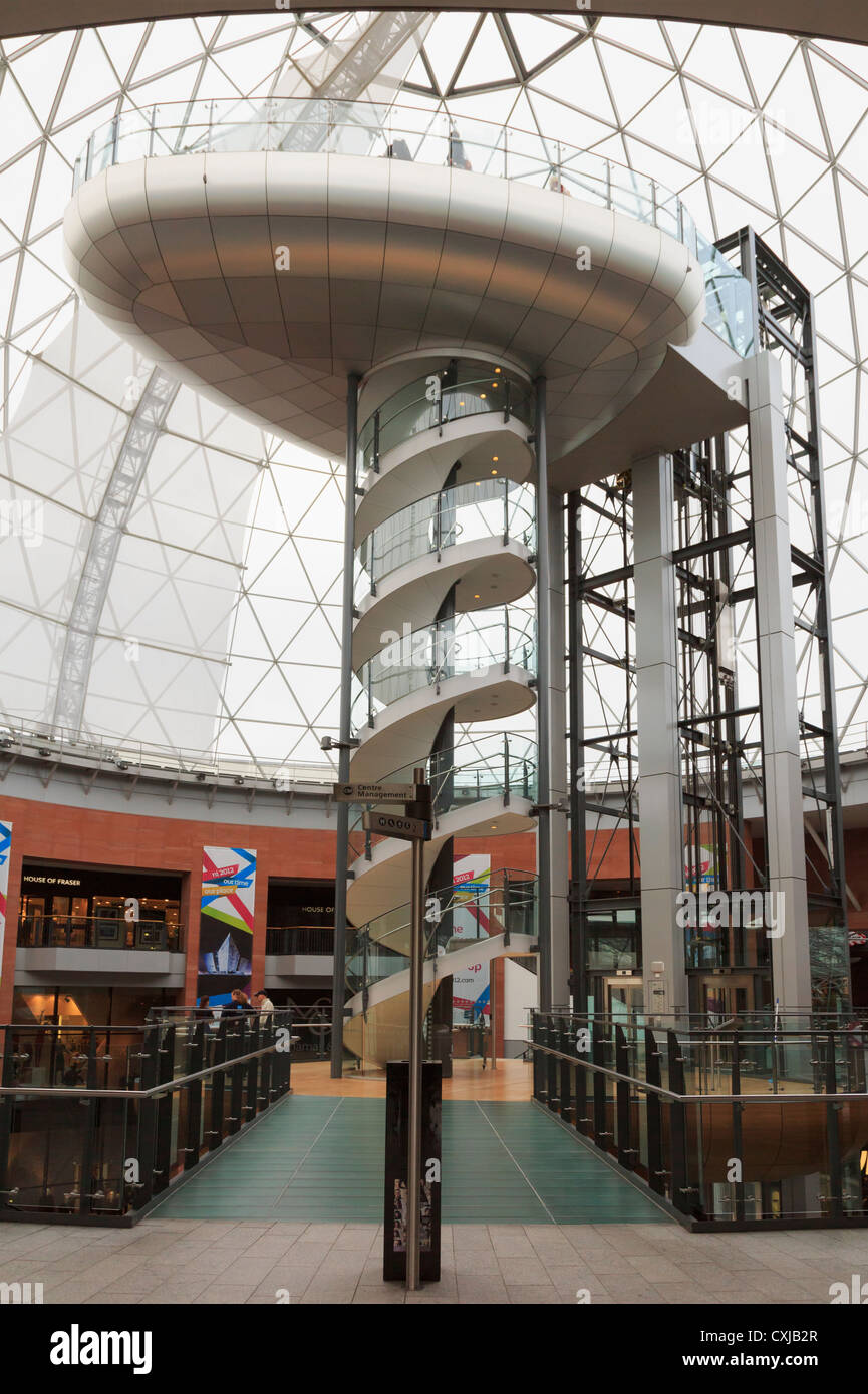 Wichtigsten Atrium mit Wendeltreppe und Lifte zur Aussichtsplattform in Glas bedeckt Victoria Square Einkaufszentrum Belfast Irland Stockfoto