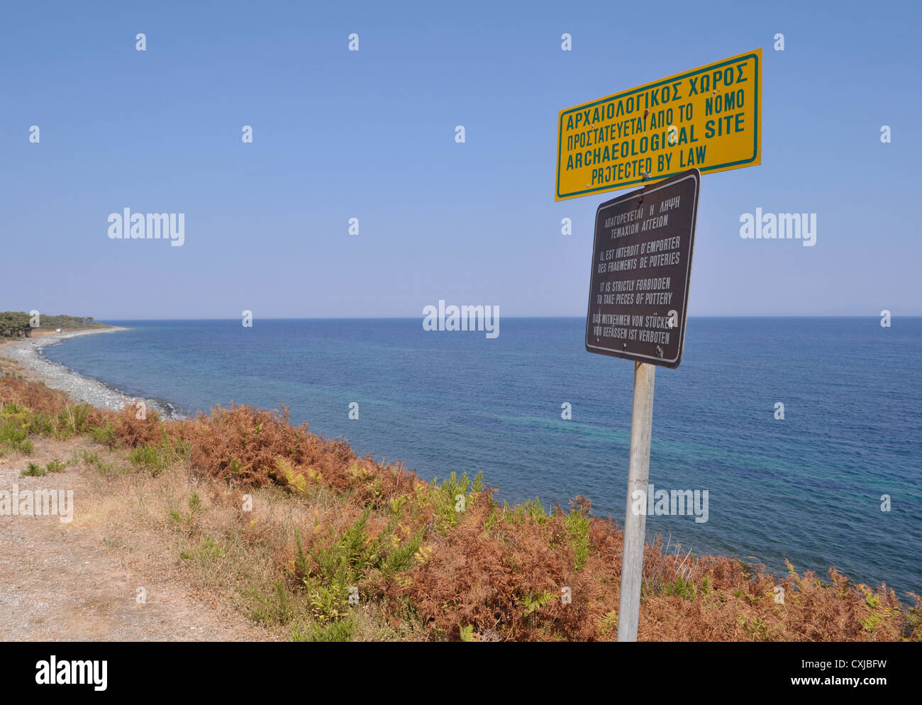 Küste und Wegweiser unter Angabe einer geschützten Website, Insel Samothraki, Griechenland Stockfoto
