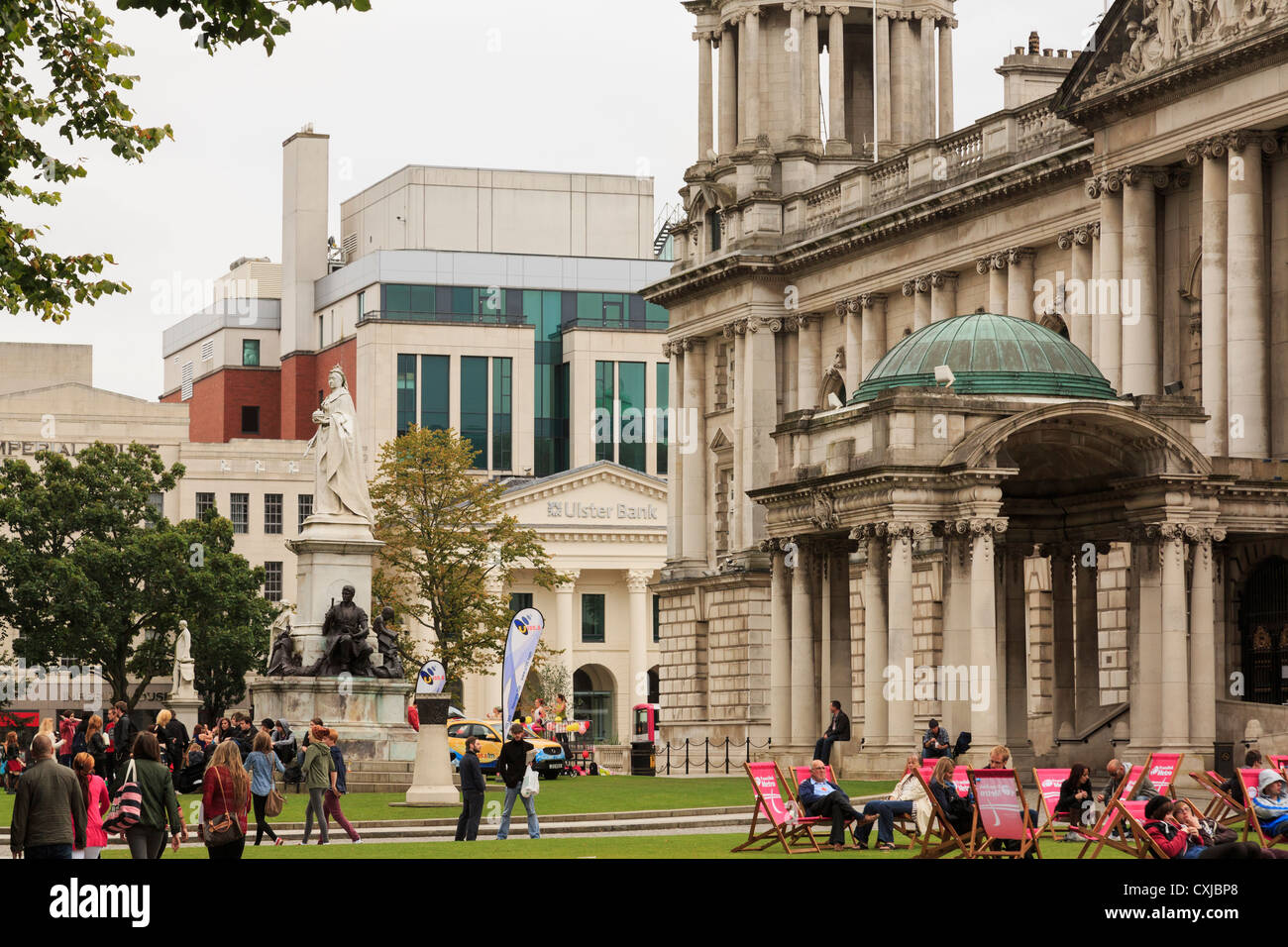 Belebten Szene mit Menschen entspannen im Garten des Rathauses in Donegall Square, Belfast, Grafschaft Antrim, Nordirland, Vereinigtes Königreich Stockfoto