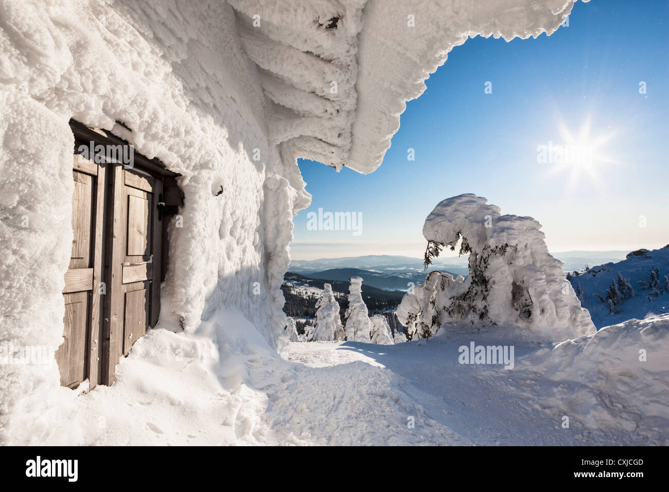 Deutschland, Bayern, Blick auf Schnee bedeckt Berghütte im Bayerischen Wald Stockfoto