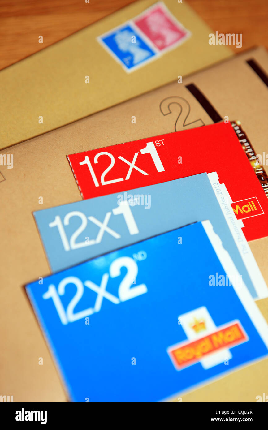 Königliche Post 1. und 2. Klasse-Briefmarken Stockfoto