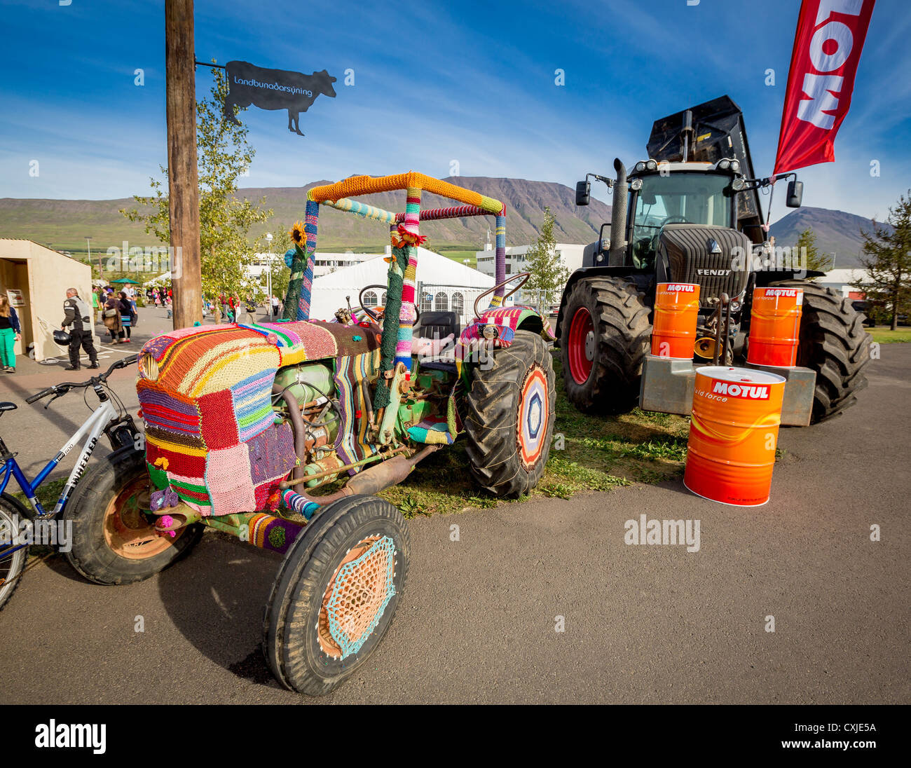 Alten Traktor mit handgefertigten Dekorationen schmücken Akureyri, Island Menschen mit Handarbeiten während der Sommer-Festivals. Stockfoto