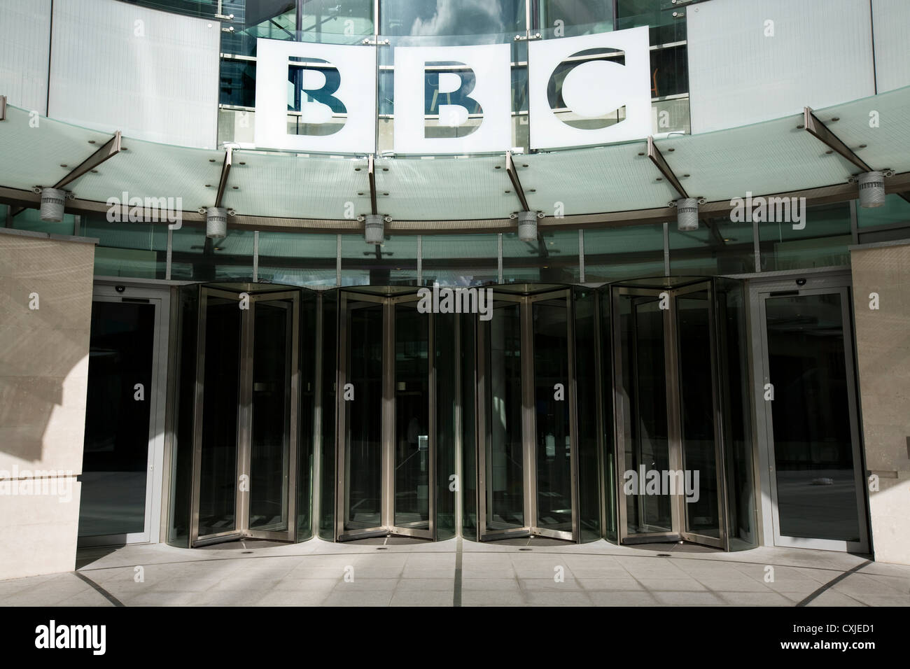 Tür / Türen der neuen / modernen Sendung centre BBC Broadcasting House Erweiterungsbau, Portland Place, London. UK Stockfoto