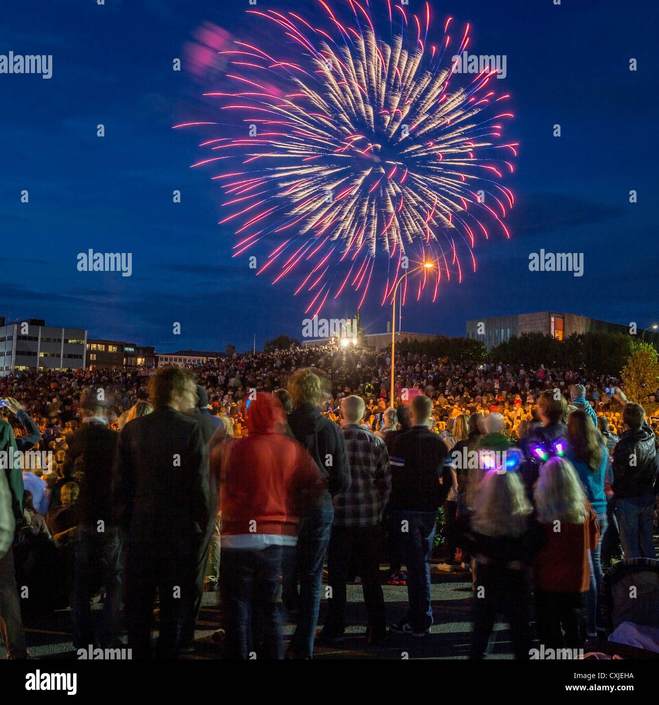 Menschenmenge vor dem Feuerwerk während Reykjaviks Kulturfestival als Menningarnott bekannt. Reykjavik, Island Stockfoto