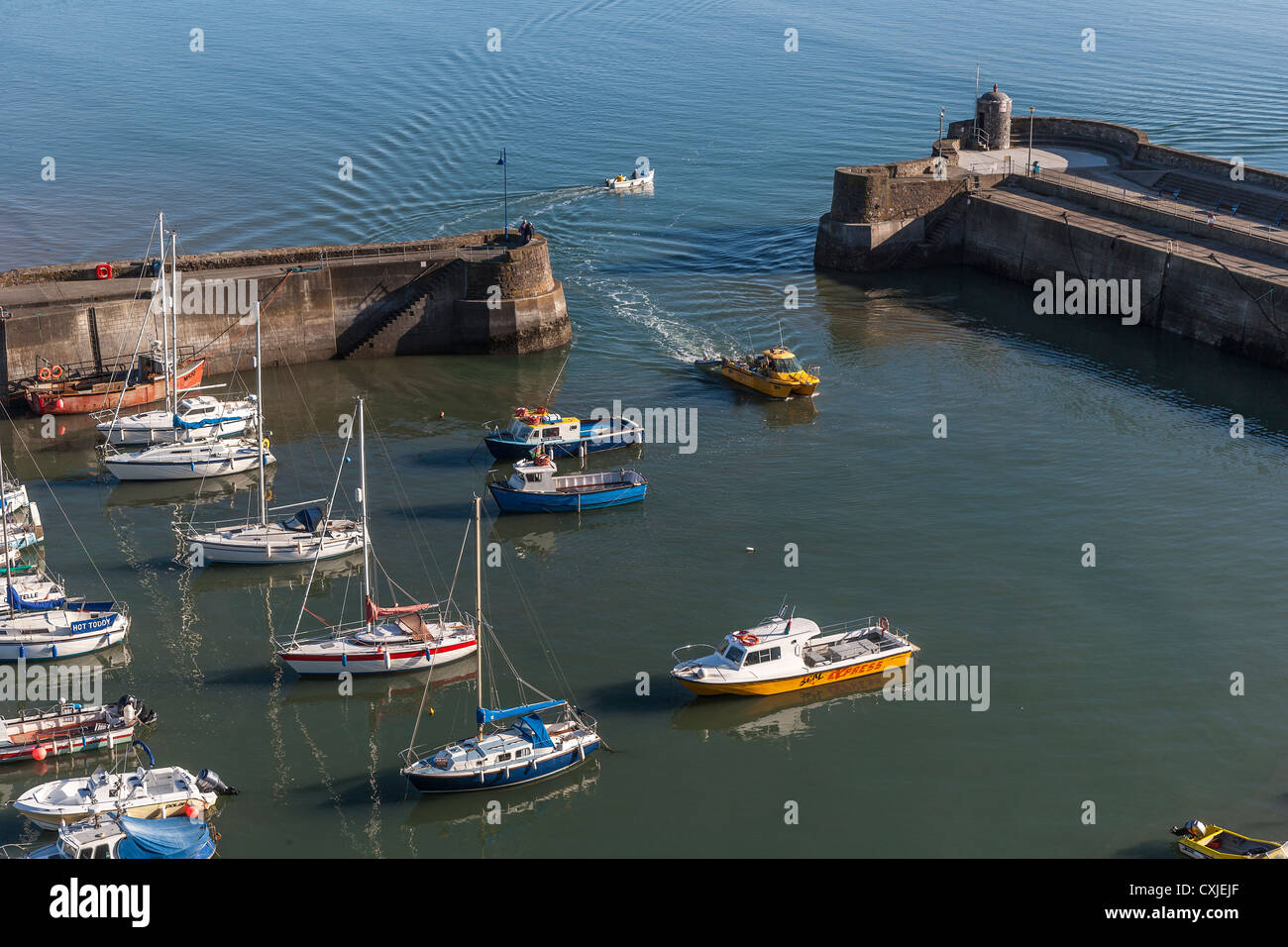 Saundersfoot Hafen/Hafen in Pembrokeshire mit verankerte Boote und Boot Hafen/Hafen. Wales UK Stockfoto