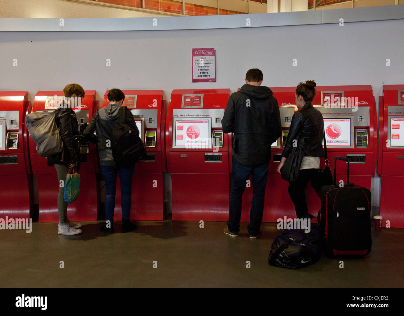 Passagiere kaufen Tickets für Virgin trainieren an der Euston Station, London, UK Stockfoto