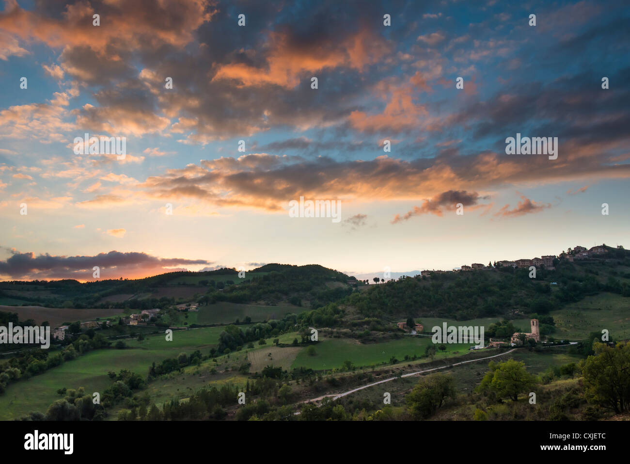 Große Sonnenuntergang mit Wolken im italienischen Land im Sommer. Bild hat tolle Farben. Stockfoto