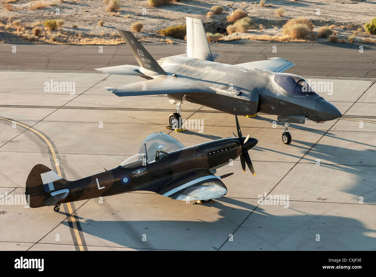 US Air Force f-22 Raptor Stealth-Kampfflugzeuge neben einem zweiten Weltkrieg Spitfire Flugzeug auf der Edwards Air Force Base 15. September 2012 in Edwards, California. Stockfoto