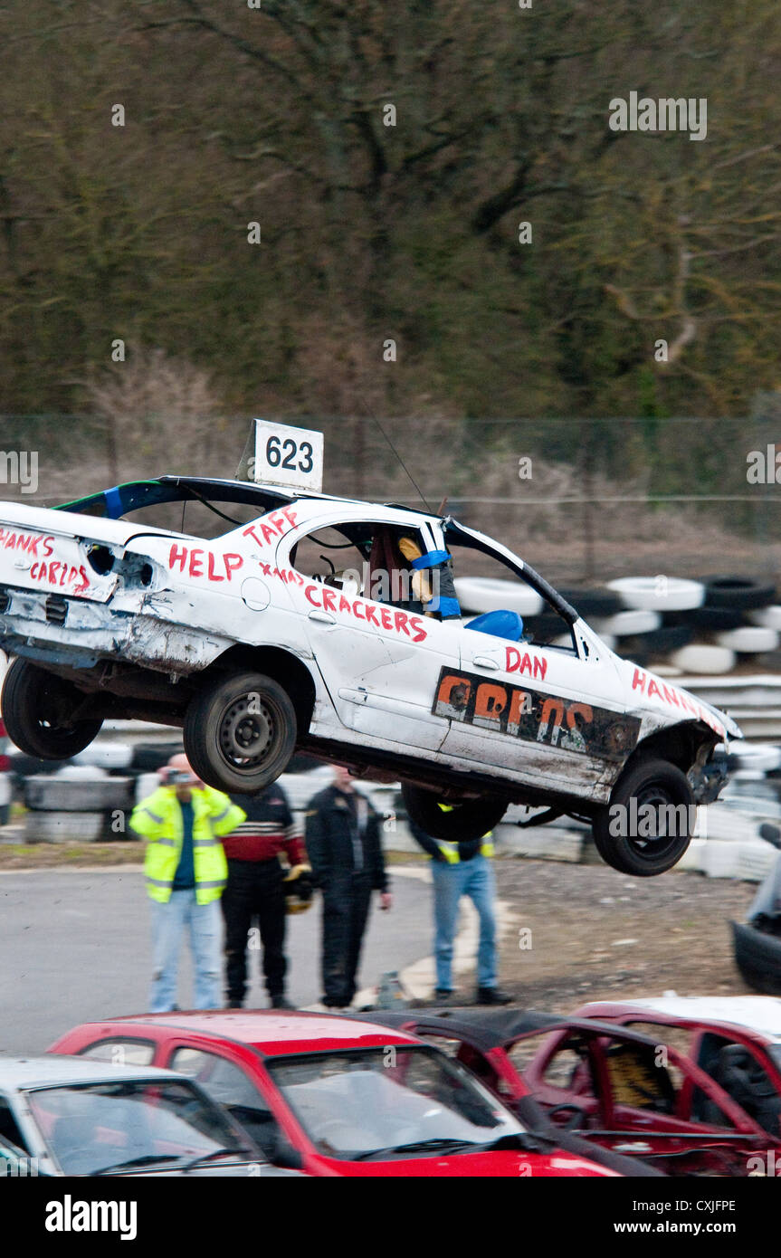 Auto springen über andere Autos bei einem Banger-Rennen Stockfoto