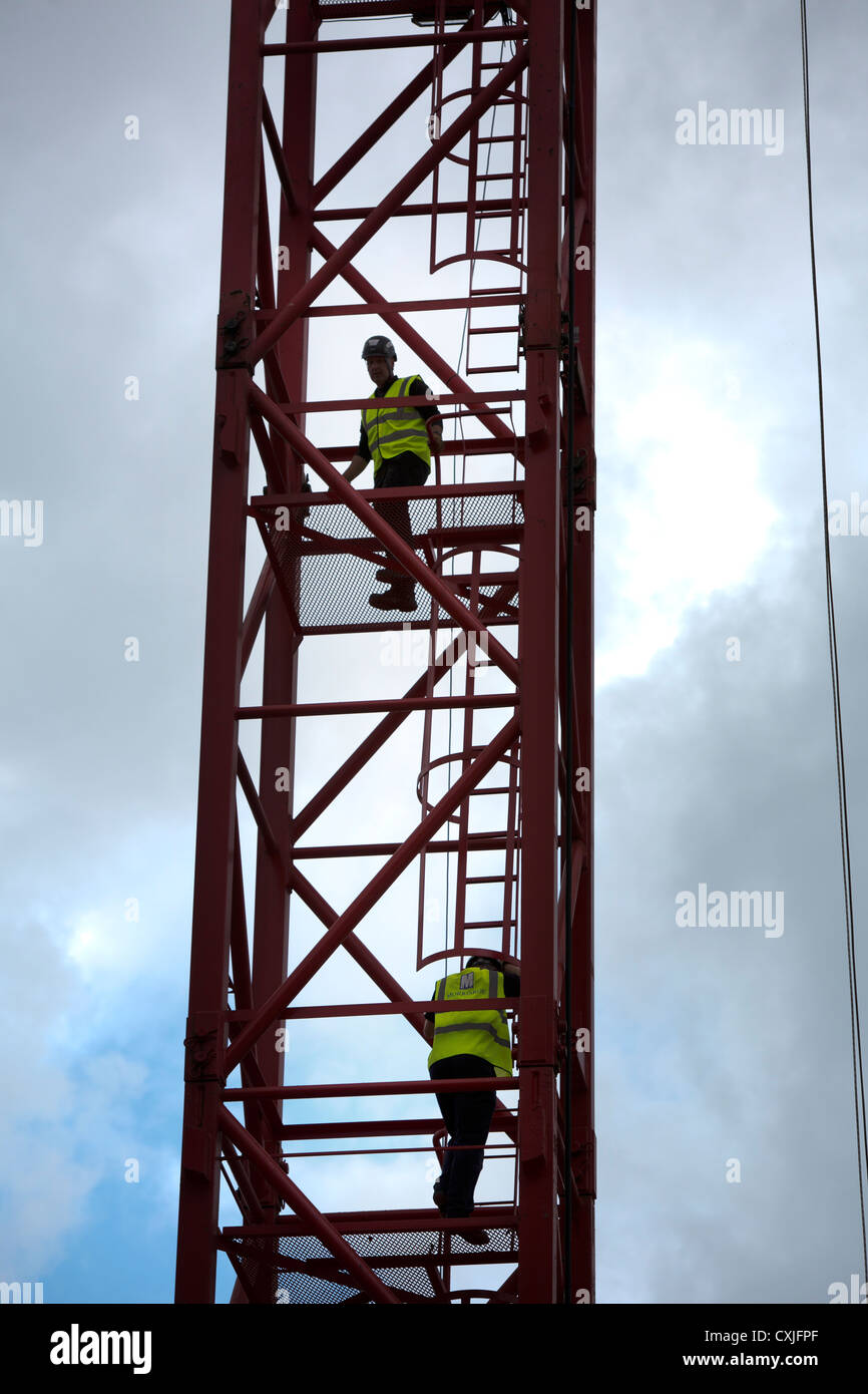 Arbeiter machen ihren Weg auf eine Kran-Leiter im Stadtzentrum von  Manchester UK Stockfotografie - Alamy