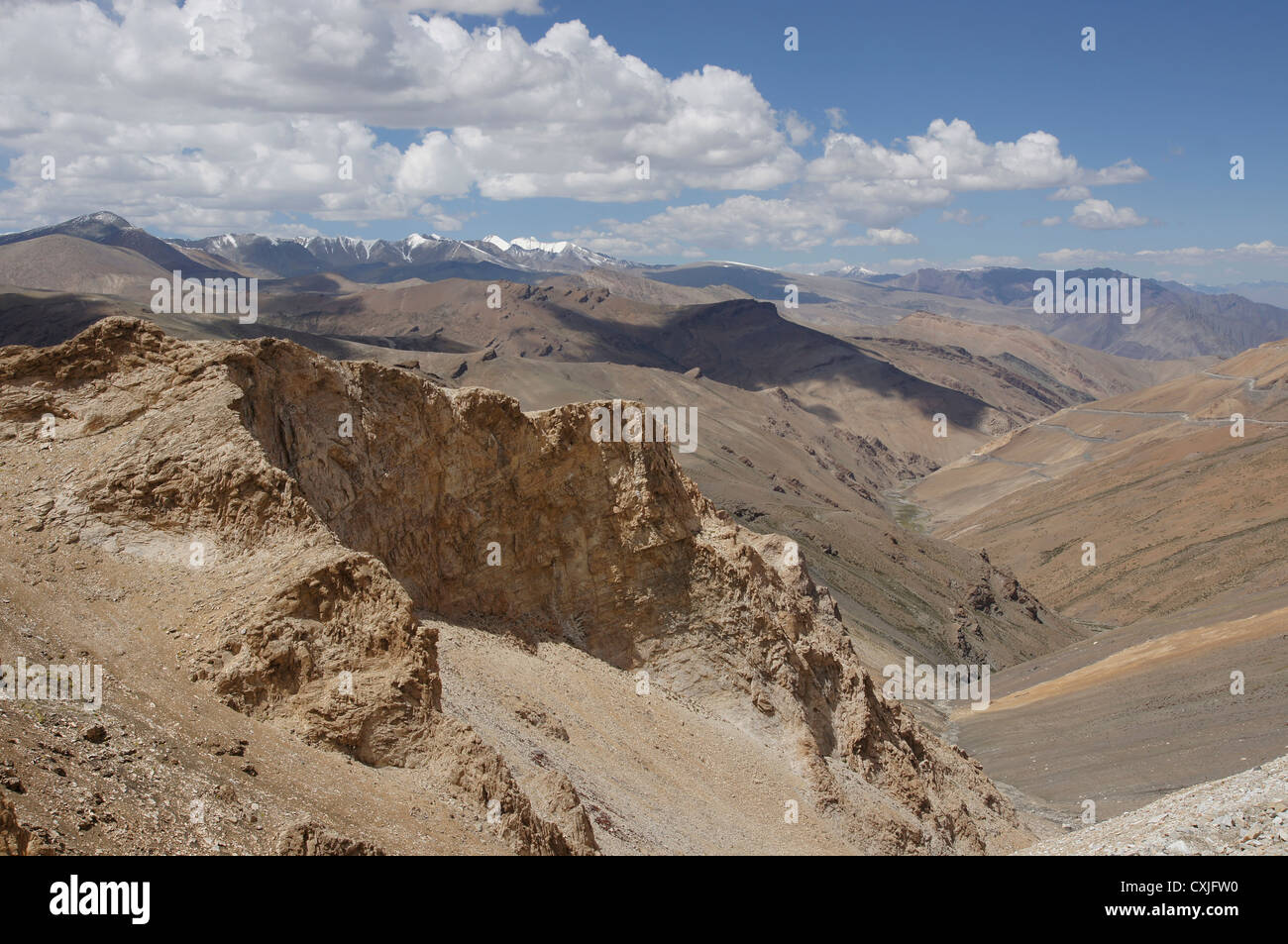 Landschaft zwischen Taglang la und Karu, Manali-Leh Landstraße, Jammu und Kaschmir, Indien Stockfoto