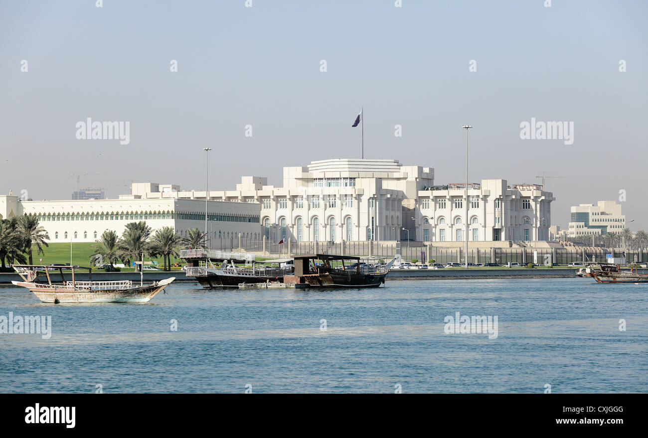 Der Emir administrativen Palast, Emiri Diwan, im Zentrum von Doha, Katar, vom Dhow Hafen gesehen. Stockfoto