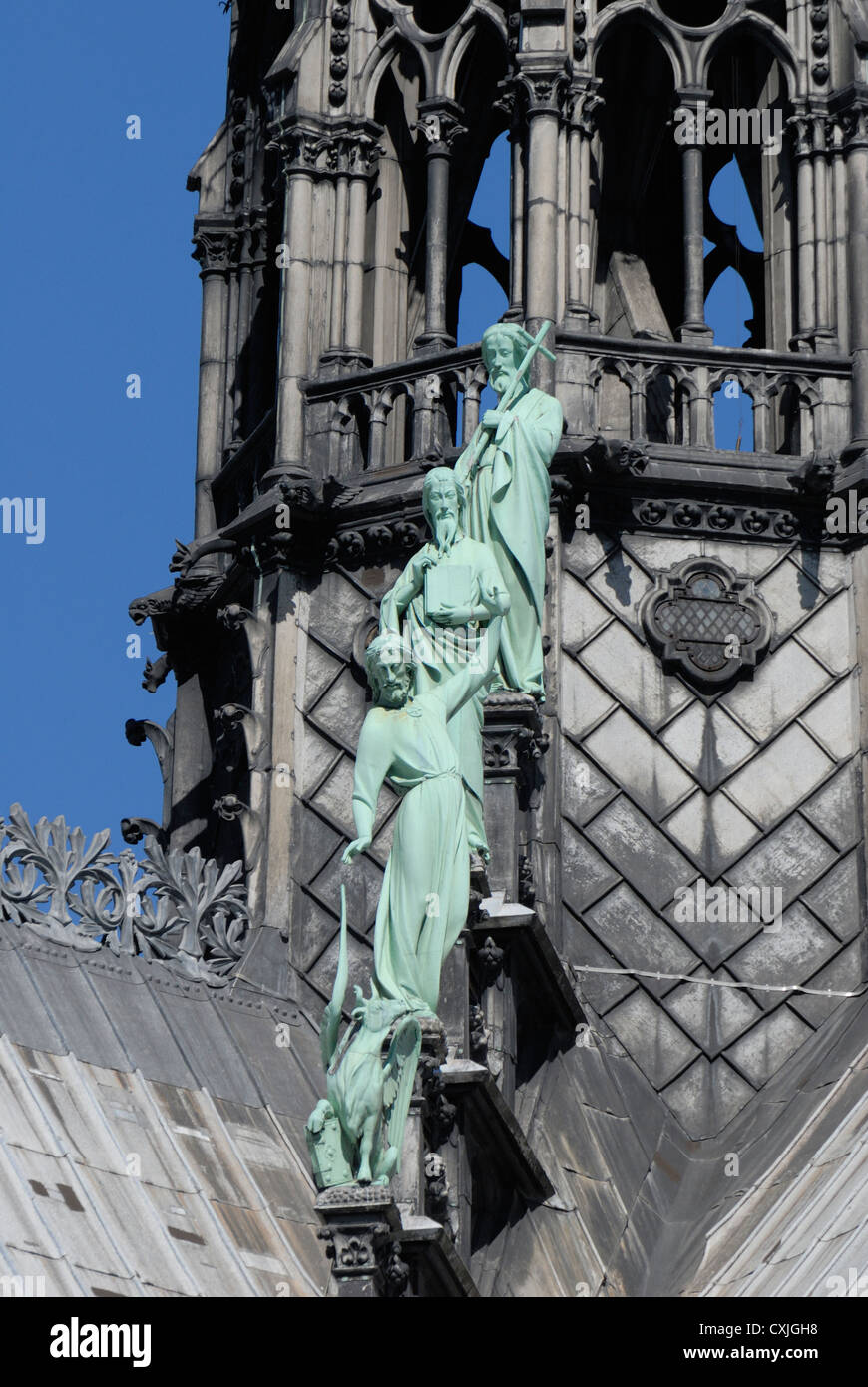Paris, Frankreich. Kathedrale Notre-Dame. Dach-Detail - Statuen Stockfoto