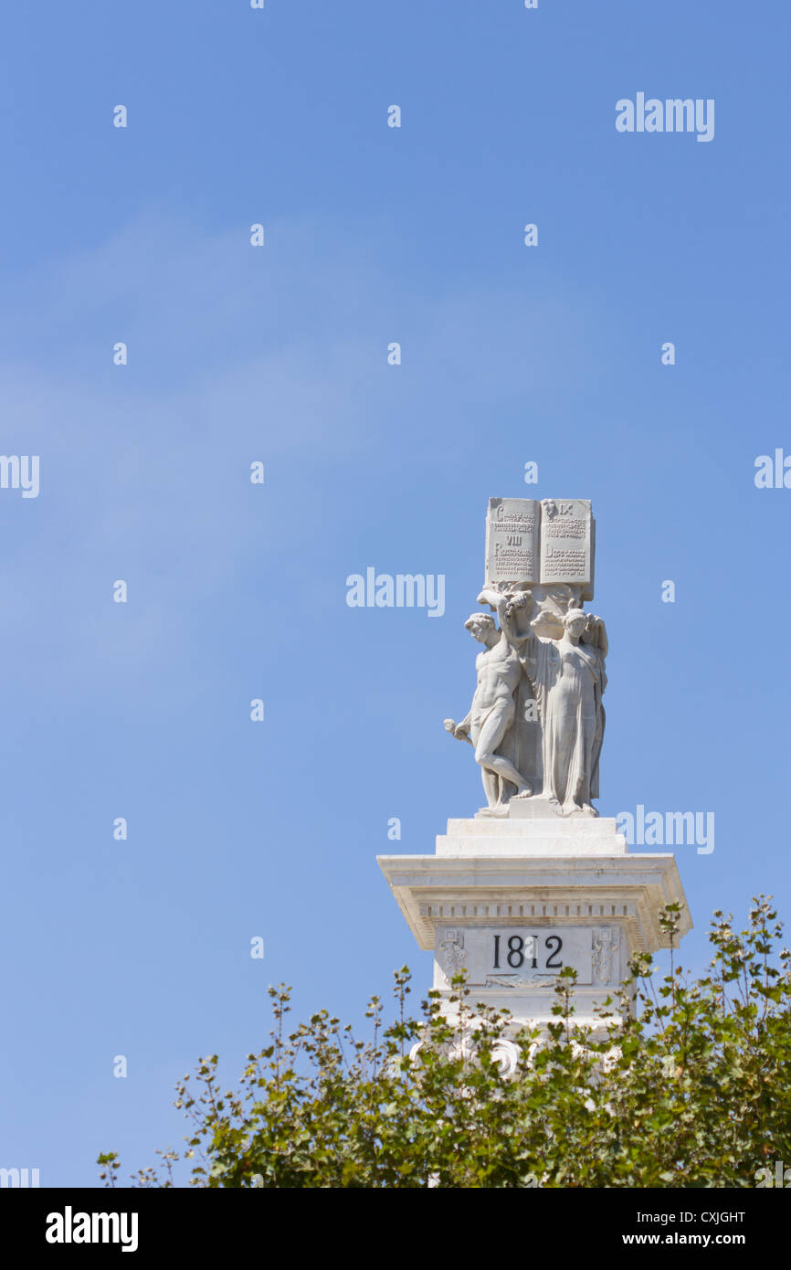 Plaza de España ist ein großer Platz in der Nähe des Hafens. Es dominiert das Denkmal für die Verfassung von 1812. Cadiz Spanien Stockfoto