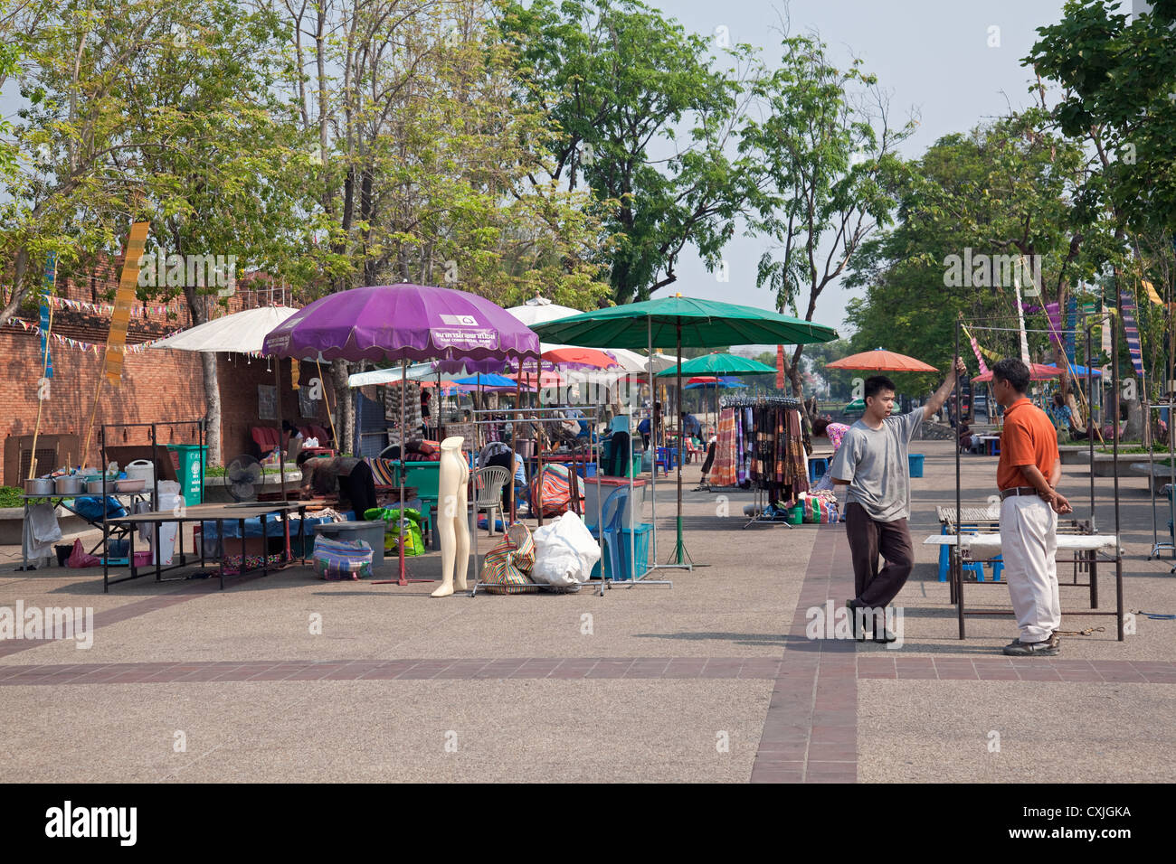 Straßenmarkt errichtet in der Nähe von Tha Phae Gate, Chiang Mai, Thailand Stockfoto