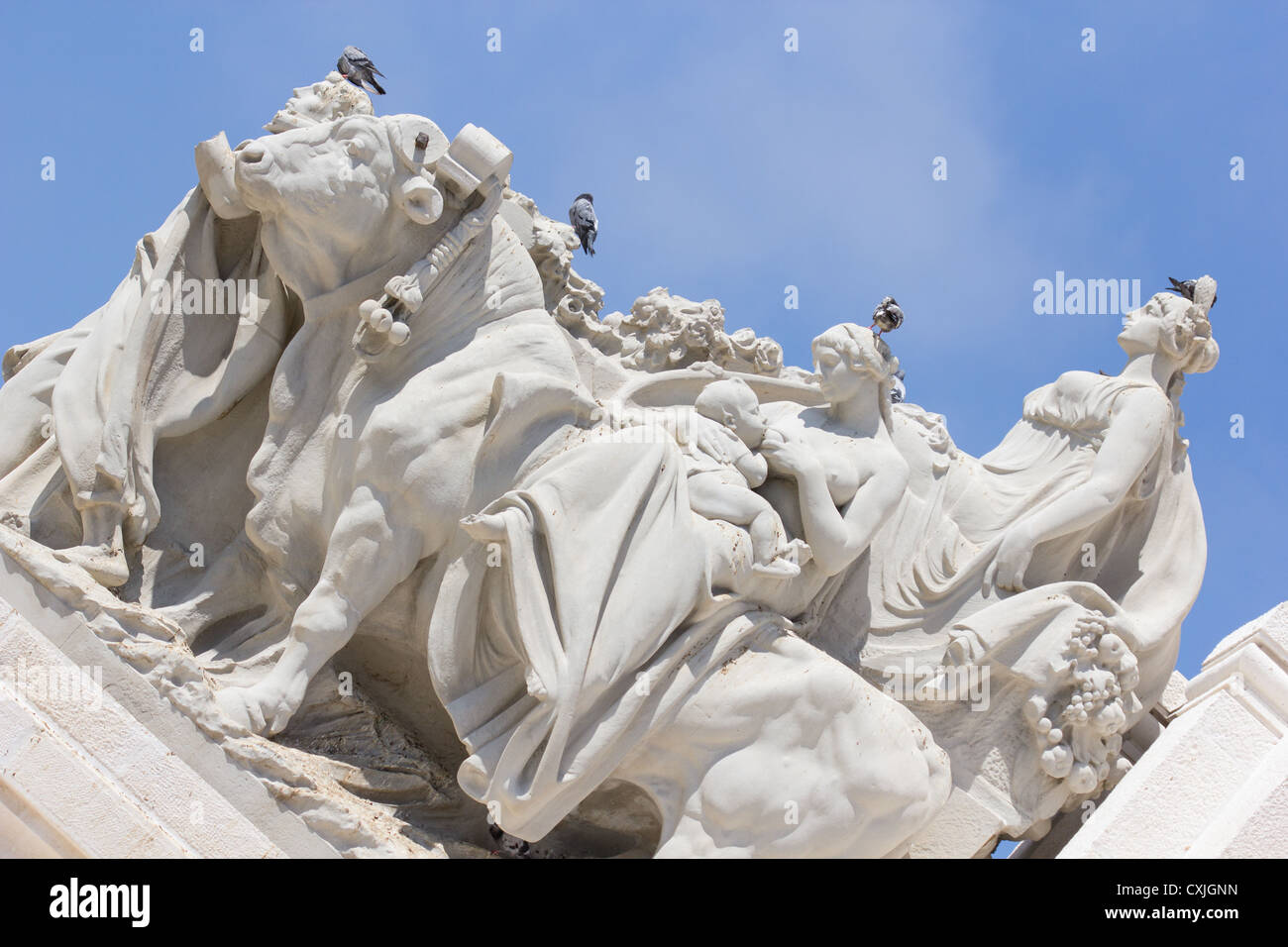 Plaza de España ist ein großer Platz in der Nähe des Hafens. Es dominiert das Denkmal für die Verfassung von 1812. Cadiz Spanien Stockfoto