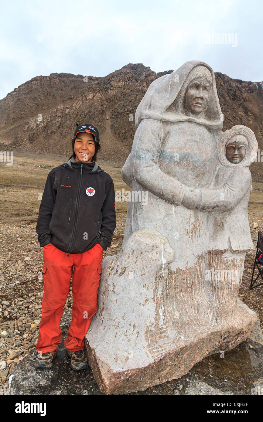 Ricky Pijamini, Enkel des Mannes, der das Denkmal am Grise Fjord auf Ellesmere-Insel geschnitzt Stockfoto