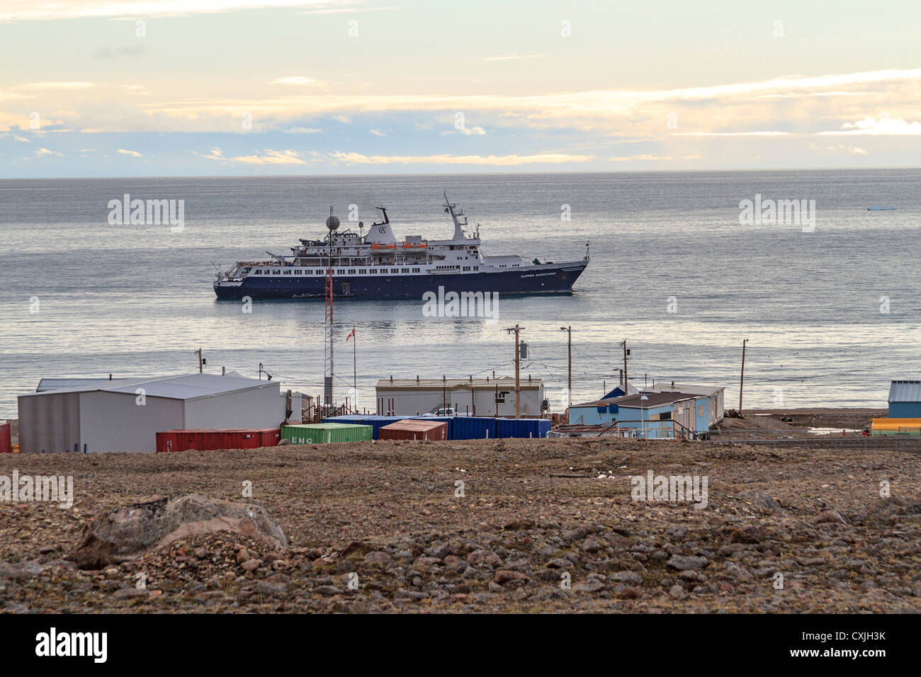 Klein-Kreuzfahrtschiff vor Anker bei den Inuit Dorf Grise Fjord, Kanadas nördlichste Gemeinde. Stockfoto