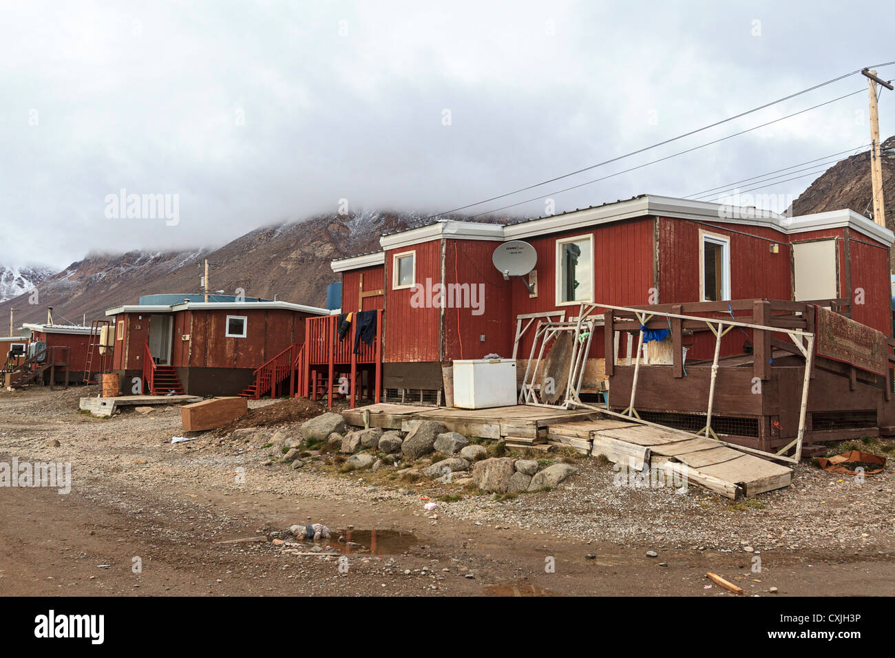 Häuser im Sommer in Grise Fjord auf Ellesmere Insel, Nunavut, Kanada nördlichste Gemeinde, bestehend aus Inuit-Menschen... Stockfoto