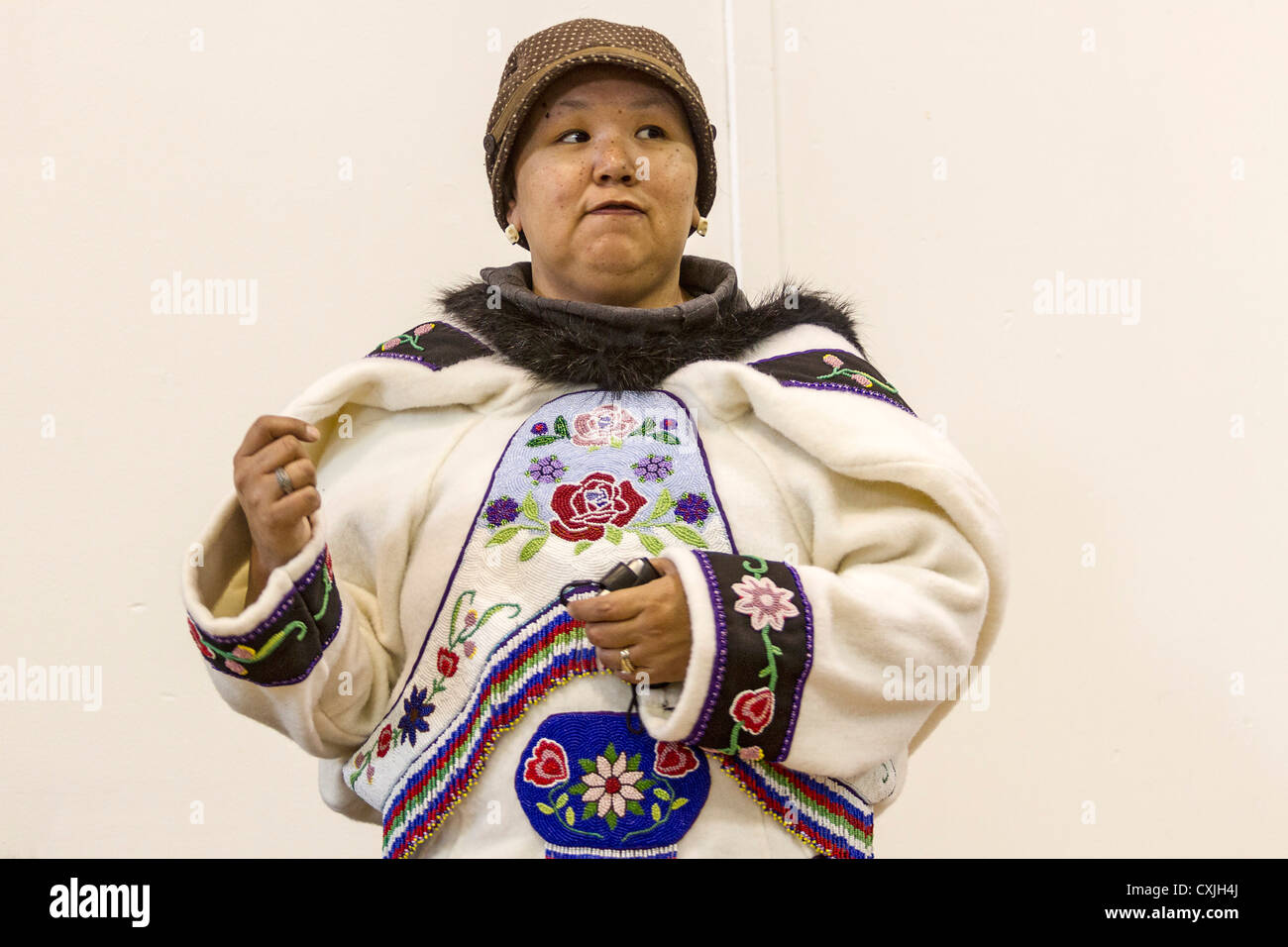 Inuit-Frau in traditioneller Haut Kleidung. Grise Fjord, Nunavut, nördlichste Gemeinde in Kanada Stockfoto