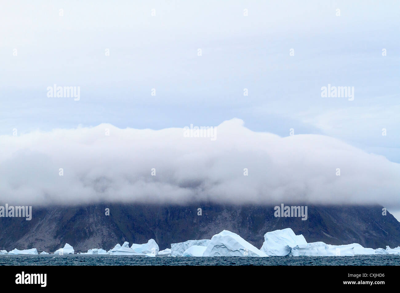 Eisberge in den Gewässern vor der Nordwest Küste Grönlands in der Nähe von Kap (Kap) York. Stockfoto