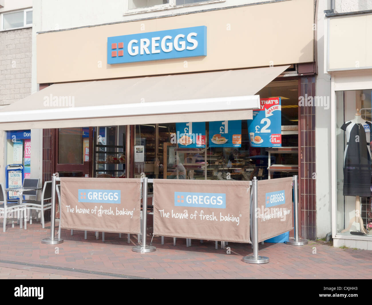 Eine kleine Greggs Kette Bäckerei abgebildet ohne Menschen Stockfoto