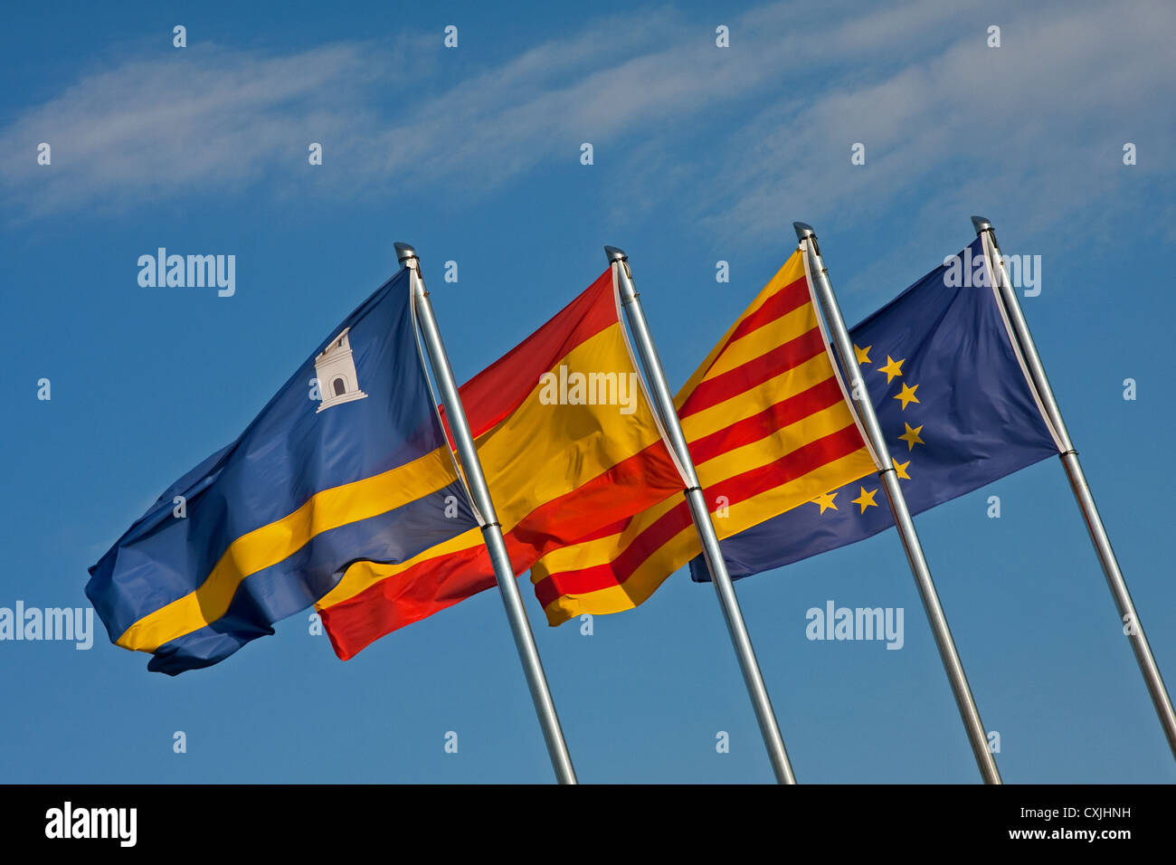 Flaggen von Salou, Katalonien, Spanien, Europäische Union geflogen auf fahnenmasten werden Stockfoto