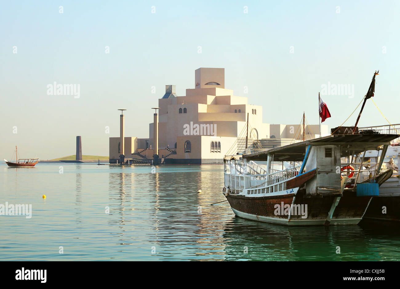 Katars Museum für islamische Kunst auf der künstlichen Insel neben Doha Corniche mit Dhaus ankern in der Bucht umgeben. Stockfoto