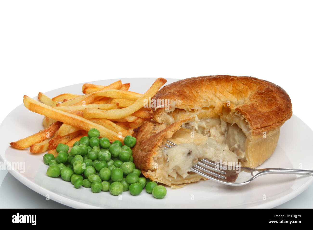 Chicken Pie Chips und Erbsen auf einem Teller mit einer Gabel Stockfoto
