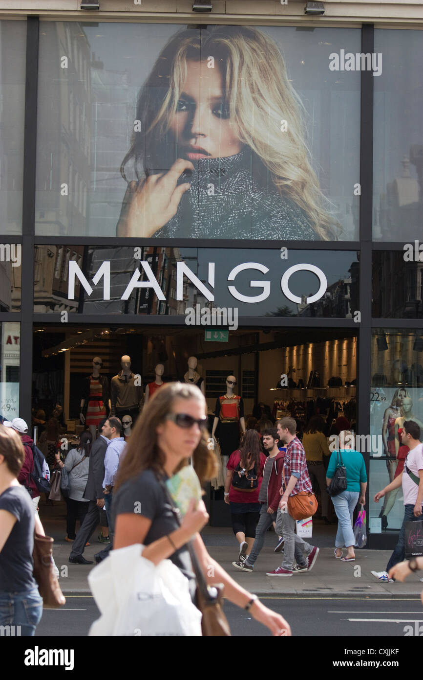 Mango-Bekleidungsgeschäft in der Oxford Street, London, mit internationalem Modeeinzelhandel, zeitgenössischer Damen- und Herrenbekleidung und der Präsenz der Marke in einem der berühmtesten Einkaufsziele Großbritanniens Stockfoto