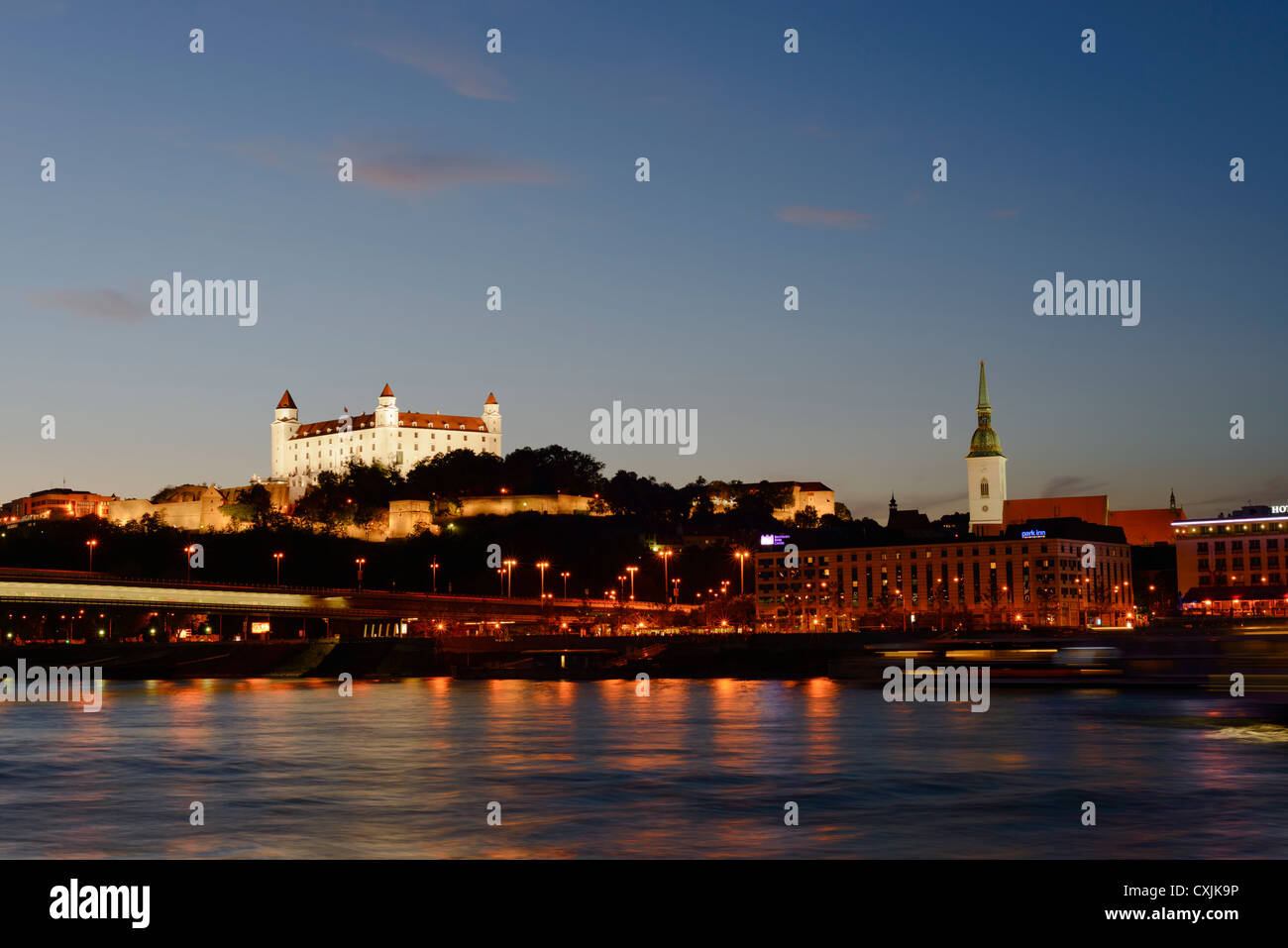 Bratislava bei Dämmerung, Slowakei, Europa Stockfoto