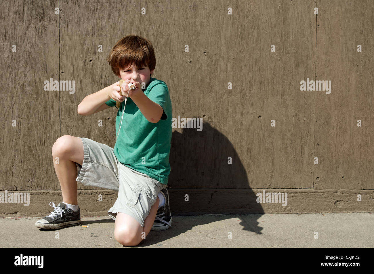 Junge mit Spielzeug, handgemachten pop Gun Stockfoto