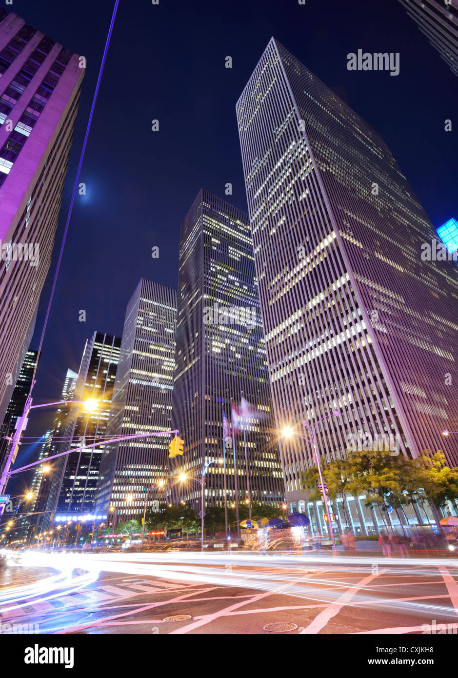 Bürogebäude in der Nacht entlang 6th Avenue in New York City. Stockfoto