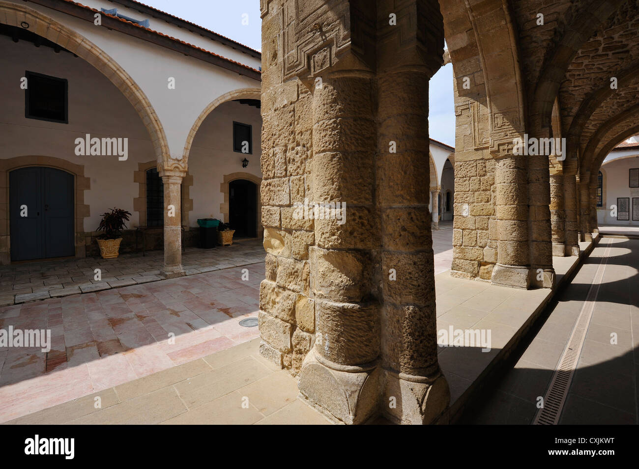 Bögen und Kolonnaden (Cloisters) an die Kirche von Agios Lazaros in Larnaka, Zypern Stockfoto