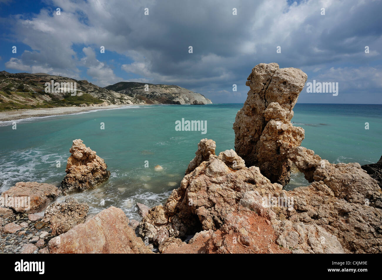 Felsen und blau-grünes Wasser bei Aphrodites Bucht, Petra Tou Romiou, Südzypern Stockfoto