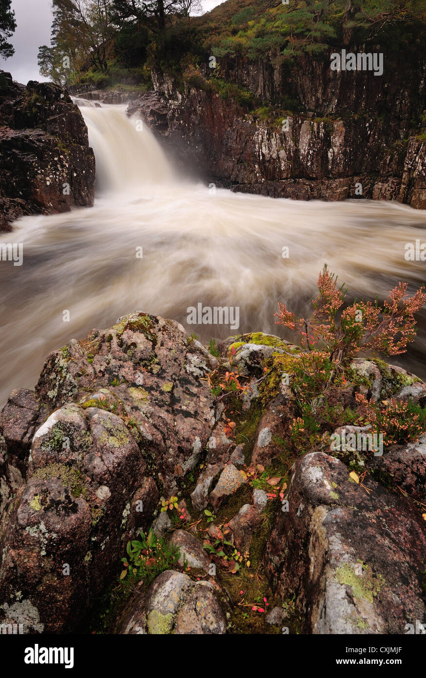 Der Fluß Etive Kaskadierung in eine Schlucht als Eas einen Fhir Mhoir Wasserfall, Glen Etive, Schottisches Hochland Stockfoto