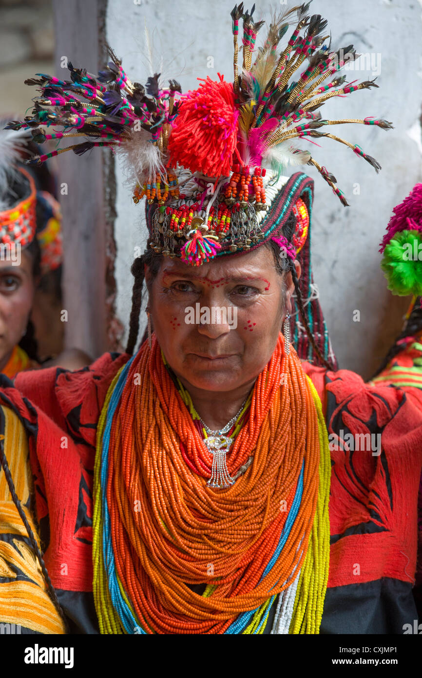 Kalash Frau mit einem reich verzierten Kopfschmuck und Schmuck am Anish Brun Dorf Charso (tanzen Boden), Kalash Joshi (Frühlingsfest), Bumburet Tal, Chitral, Khyber-Pakhtunkhwa, Pakistan Stockfoto