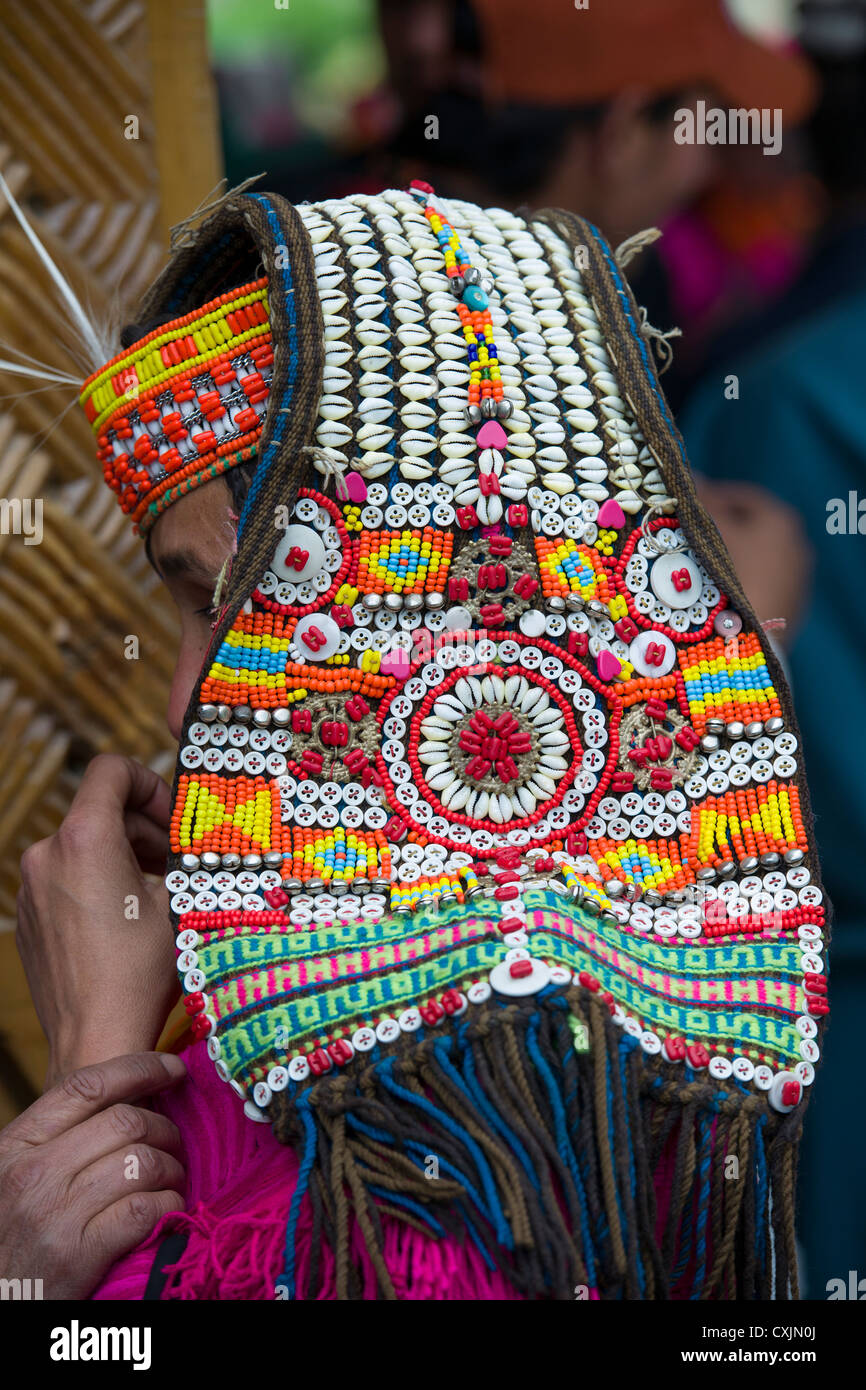 Kalash Trägerin einen Kauri Muschel Kopfschmuck (Shushut) am Joshi (Frühlingsfest), Rumbur Tal, Chitral, Khyber-Pakhtunkhwa, Pakistan Stockfoto