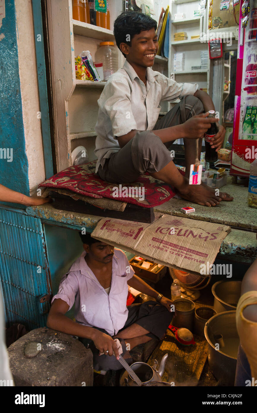 Getränke-Stand über einem engen Chai-Stall in einer Gasse ab Khari Baoli Road, (Spice Market Basar von Chandni Chowk), Alt-Delhi, Indien Stockfoto