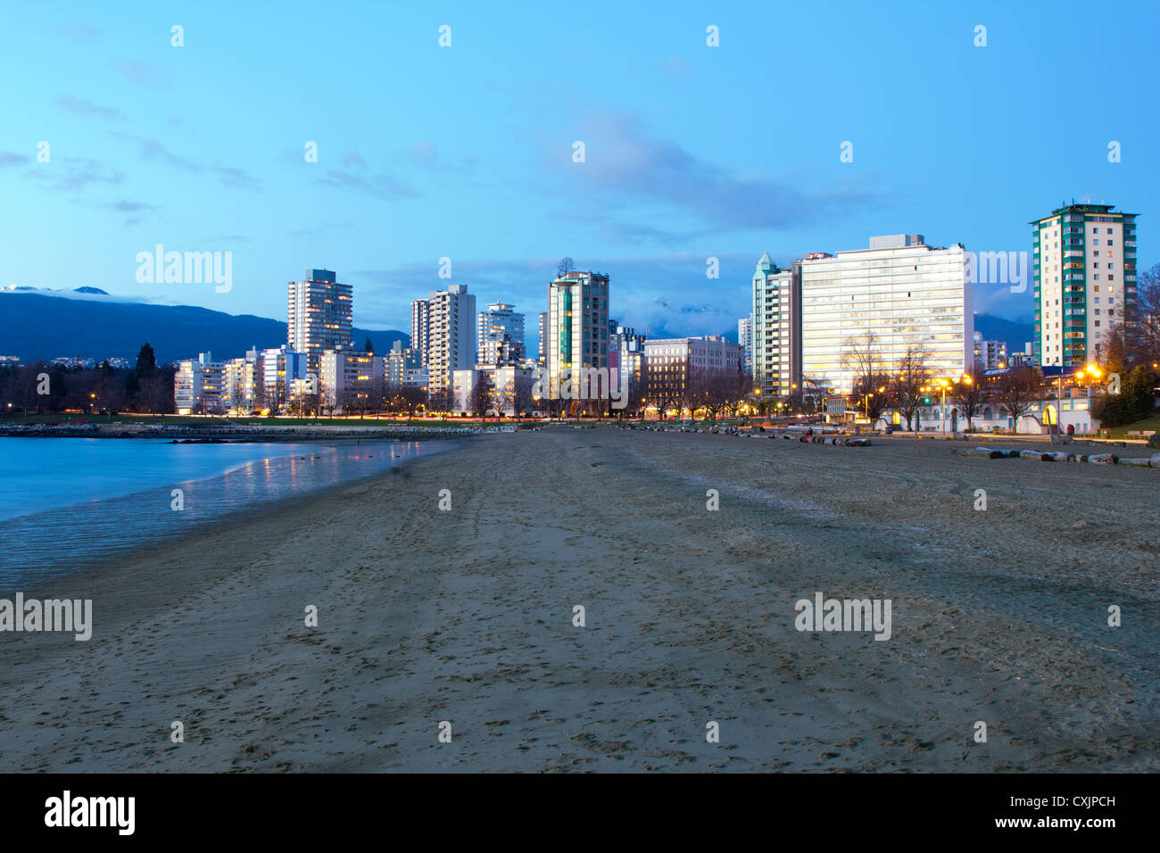 Sunset Beach in Vancouver BC Kanada während der blauen Stunde Stockfoto