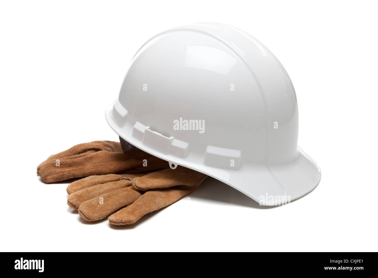 Bau Schutzhelm und Leder Arbeitshandschuhe auf weißem Hintergrund Stockfoto