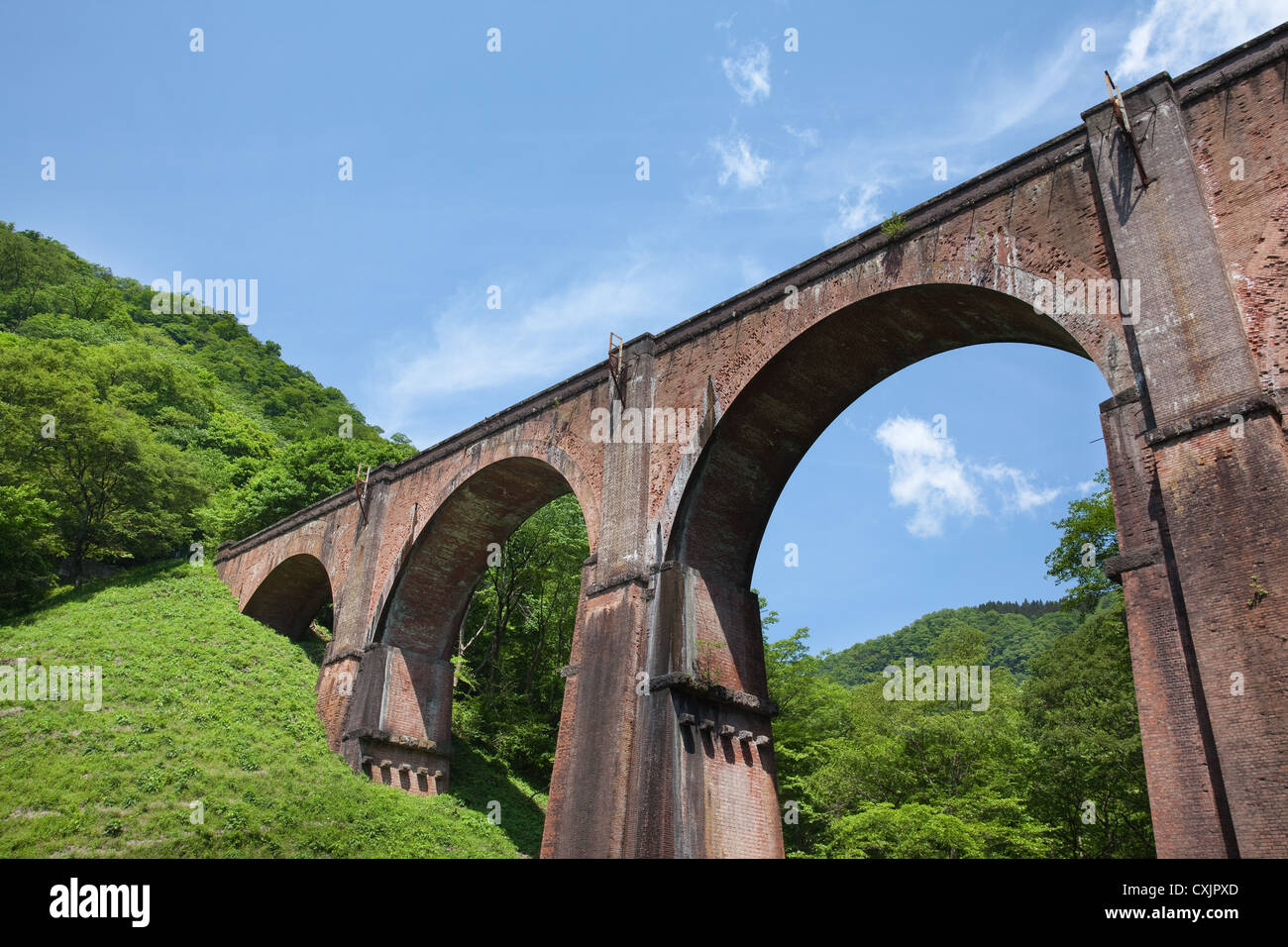 Grün und Megane Brücke bei Usui Railway heritage Stockfoto