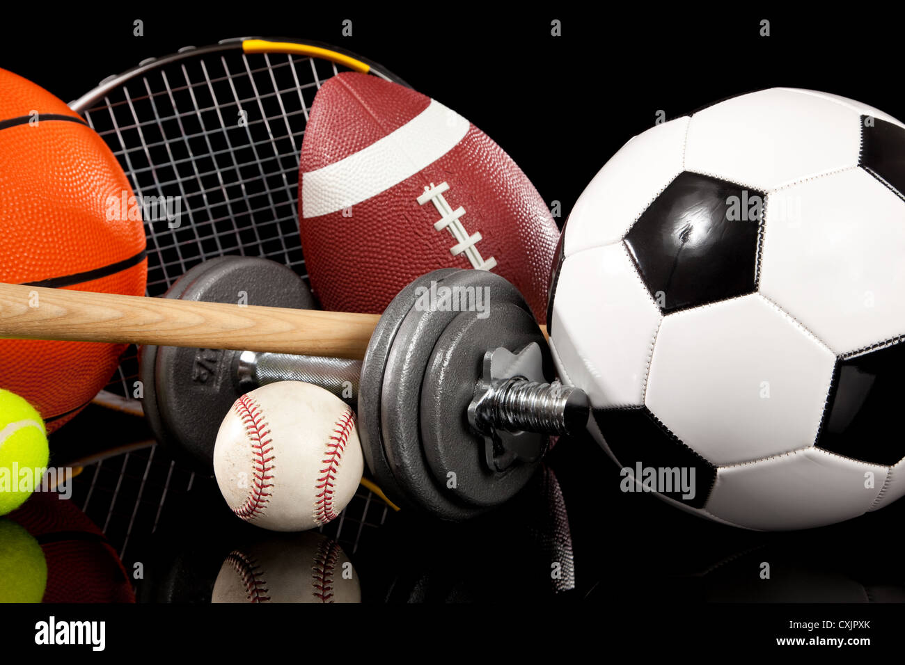 Verschiedene Sportgeräte auf schwarzem Hintergrund Stockfoto