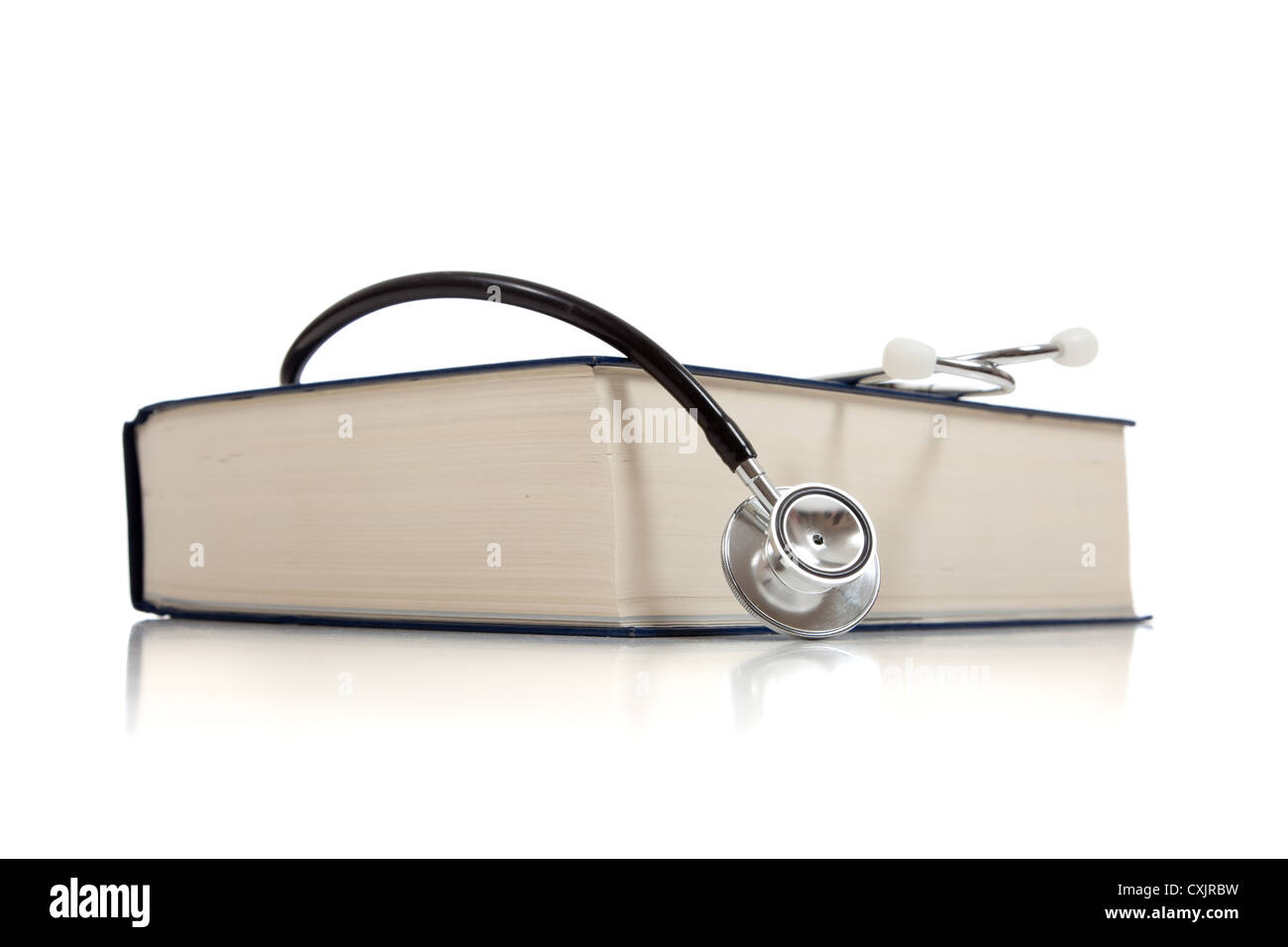 Medizinische Buch mit Stethoskop auf weißem Hintergrund mit Textfreiraum Stockfoto