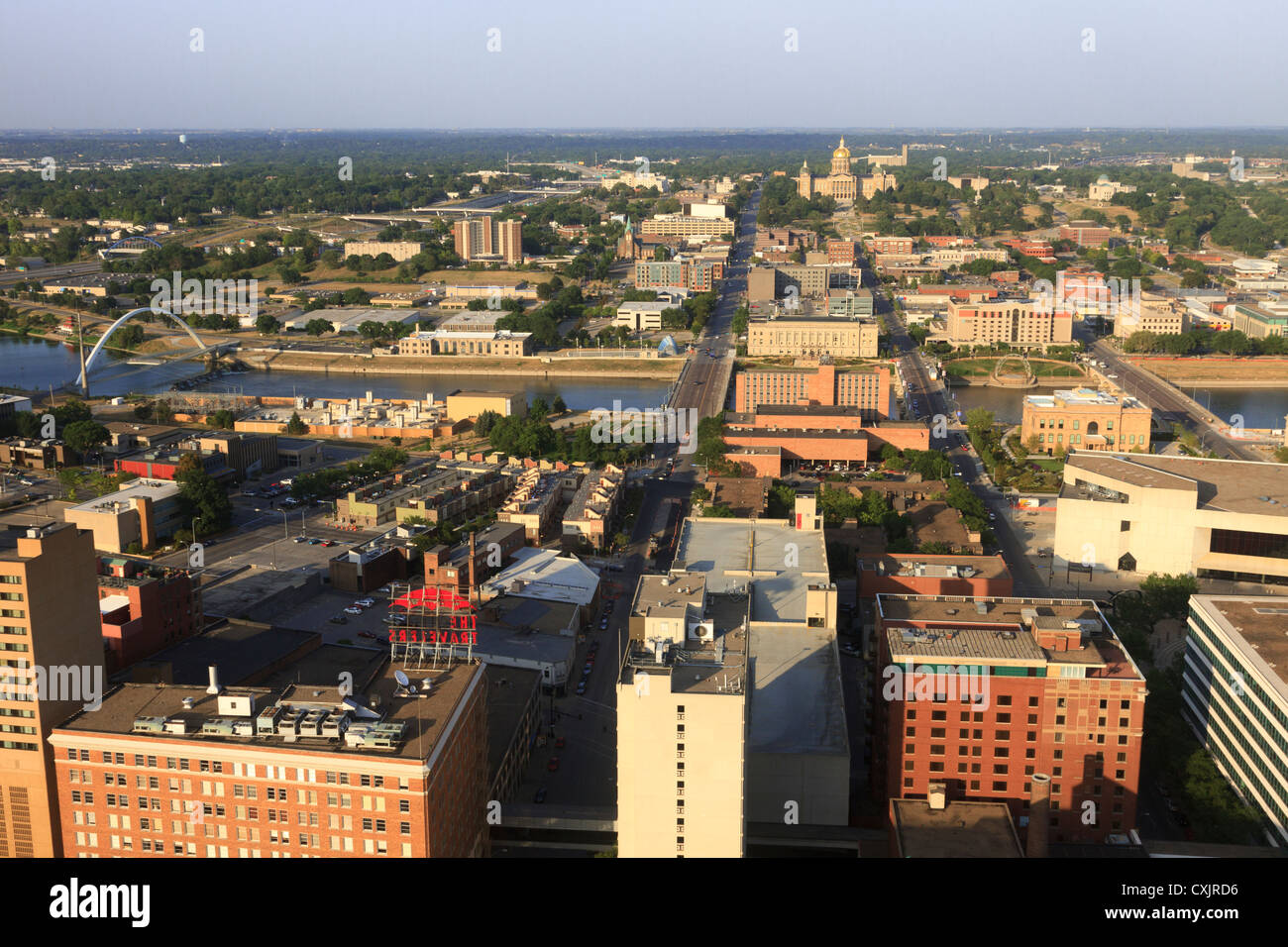 Luftaufnahme der Innenstadt von Gebäuden Des Moines, Moines Fluß und Iowa State Capitol building Stockfoto