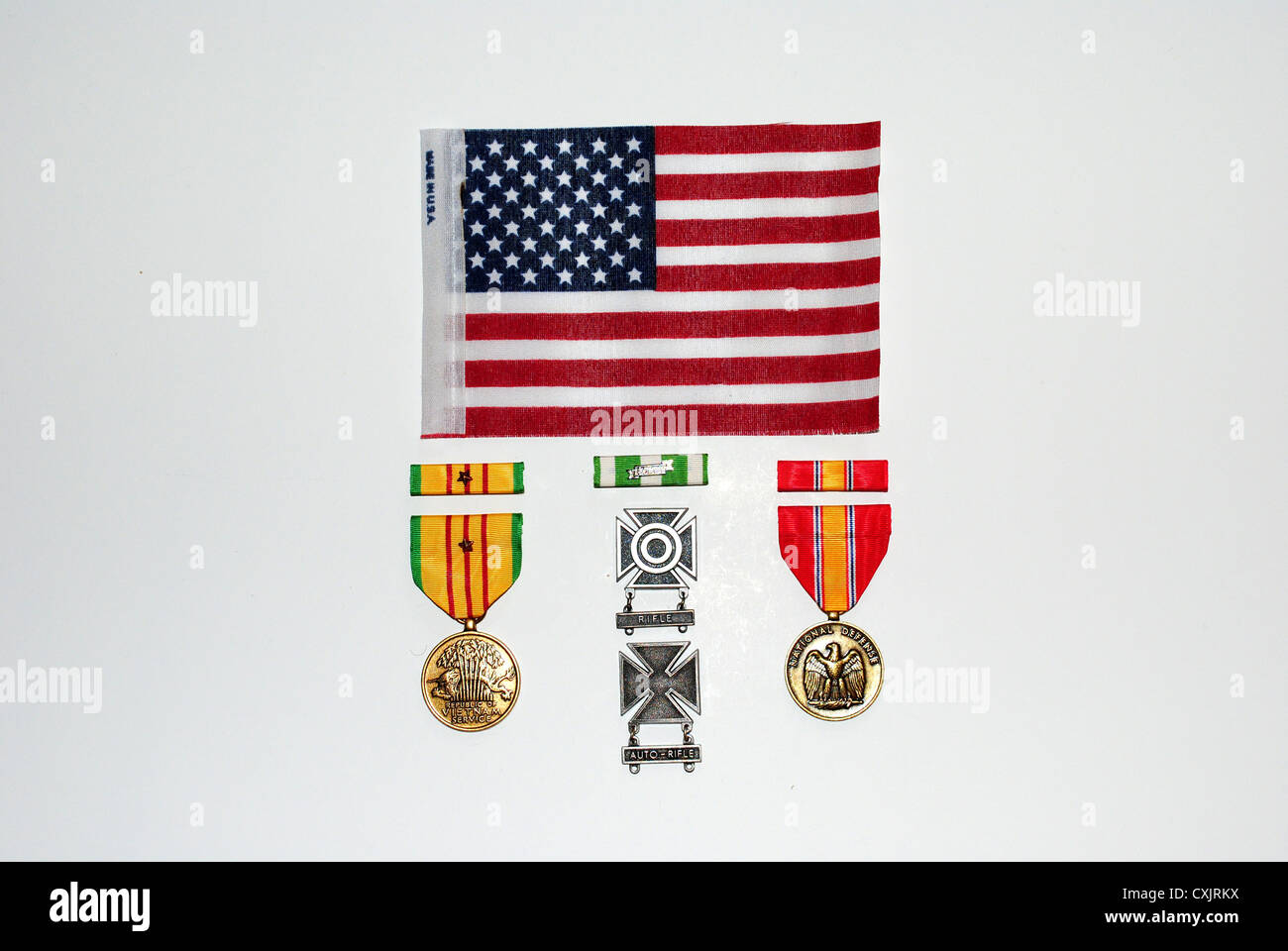 Meine Armee, militärischen Service Awards, fotografiert mit der amerikanischen Flagge ausgestellt um zu sagen, "Danke für dienen unser Land ''. 1968-1969 Stockfoto