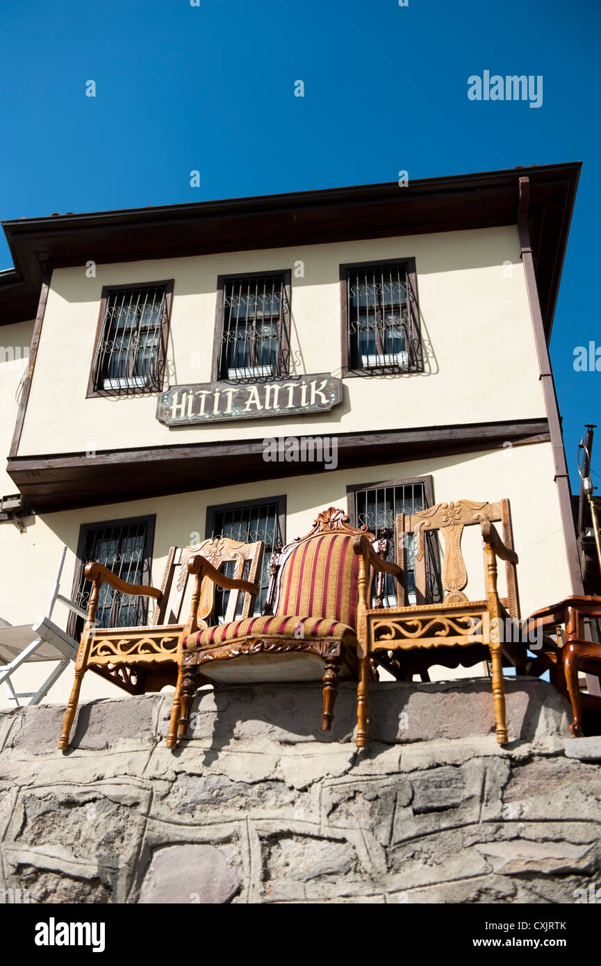 Antiquitäten-Shop in der alten Stadt Ankara, Anzeige einige Stühle im freien Stockfoto