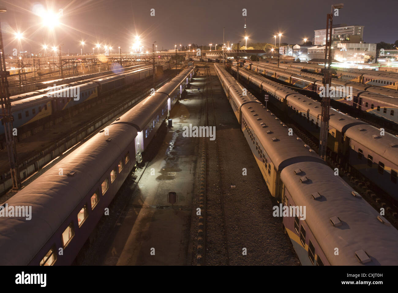 Nacht Stadtbild geparkt Züge im Park Bahnhofsgelände in Johannesburg, Südafrika. Stockfoto